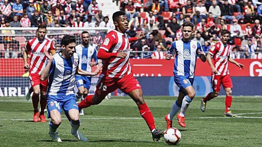 El «Choco» Lozano prova de marxar de Javi López en el Girona-Espanyol de la passada temporada disputat a Montilivi.