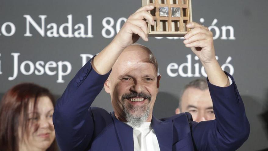 César Pérez Gellida alza el premio Nadal, ayer. |   // KIKE RINCÓN / E. P.