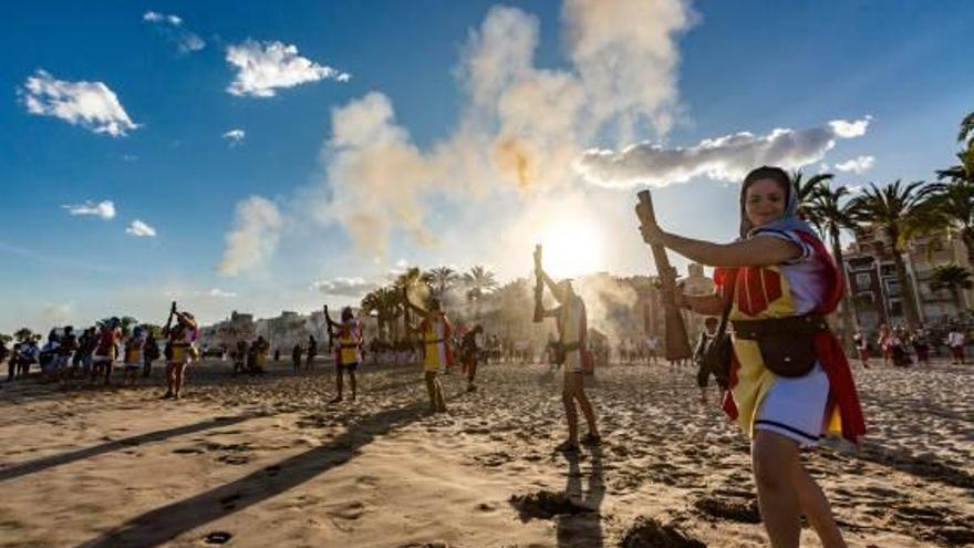 Imágenes del Alijo y de las Embajadas Contrabandista y Beduina en la playa.