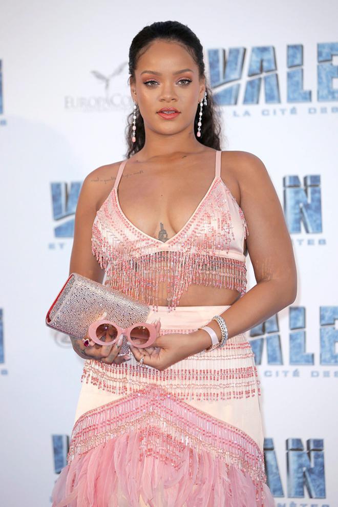 Rihanna apuesta por el rosa con plumas y pedrería en la capital francesa