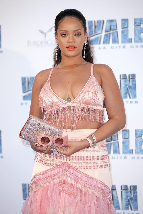 Rihanna apuesta por el rosa con plumas y pedrería en la capital francesa
