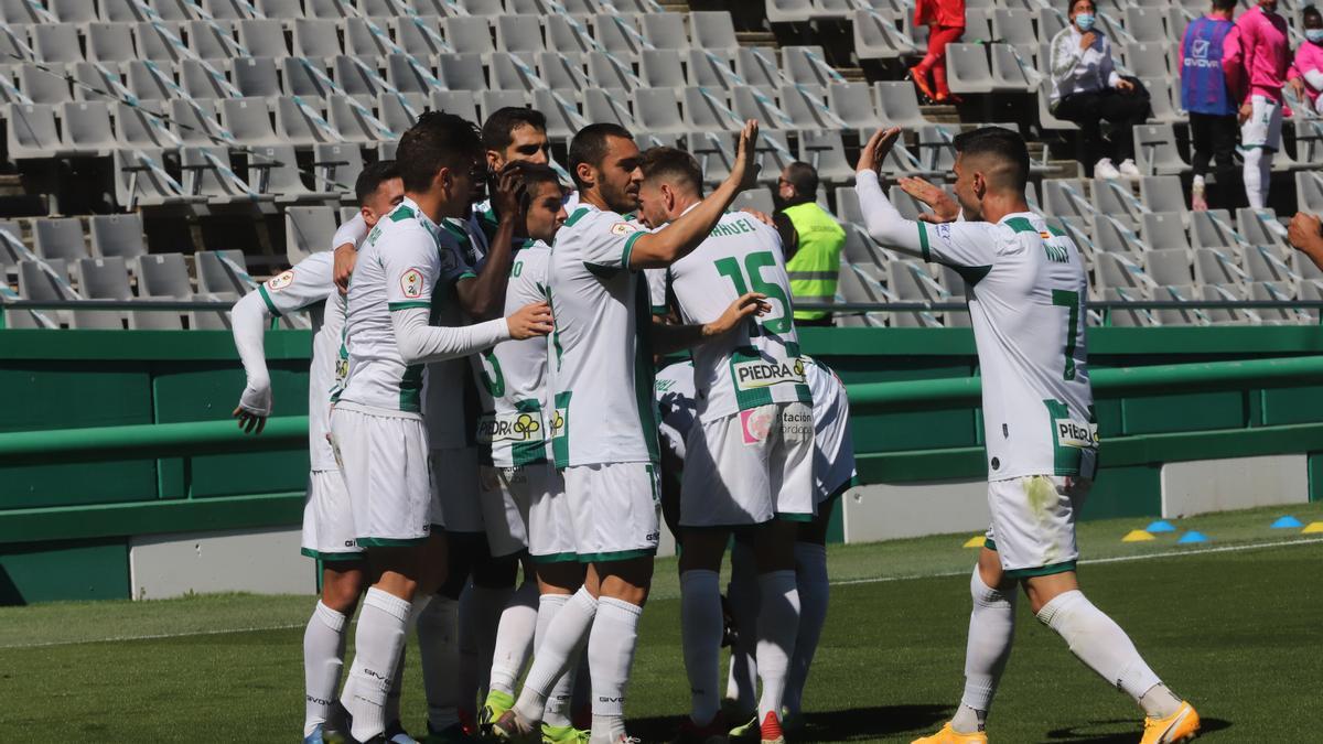 Los jugadores del Córdoba CF celebran un gol en El Arcángel, esta temporada.