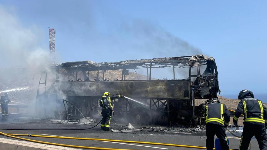 Arde una guagua que circulaba con viajeros a la altura de El Salobre, en el sur de Gran Canaria