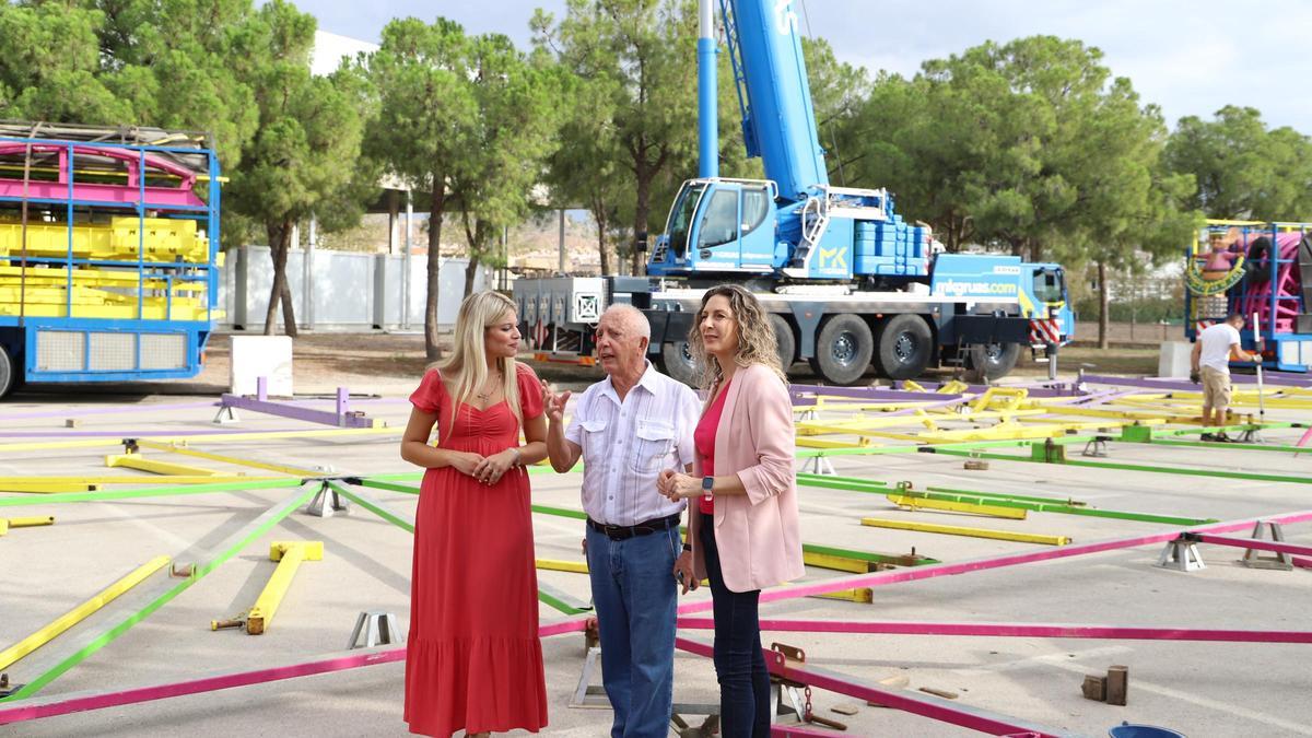 Mari Huertas González, concejala de Festejos, y Belén Díaz, edil de Discapacidad y ONGs, supervisan la instalación de las atracciones junto a Rafael González, presidente de la Asociación de Feriantes.