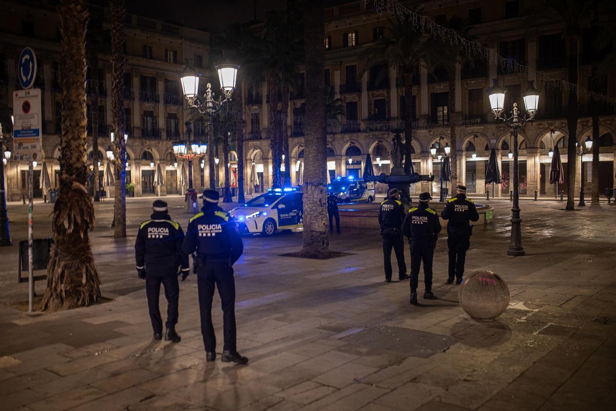 Catalunya solo elimina el toque de queda y prorroga el resto de restricciones. Así lo ha explicado la portavoz del Govern, Patrícia Plaja. En la foto, la Guardia Urbana controla el toque de queda en la plaza Reial de Barcelona.