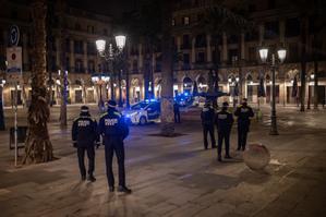 Catalunya solo elimina el toque de queda y prorroga el resto de restricciones. Así lo ha explicado la portavoz del Govern, Patrícia Plaja. En la foto, la Guardia Urbana controla el toque de queda en la plaza Reial de Barcelona.