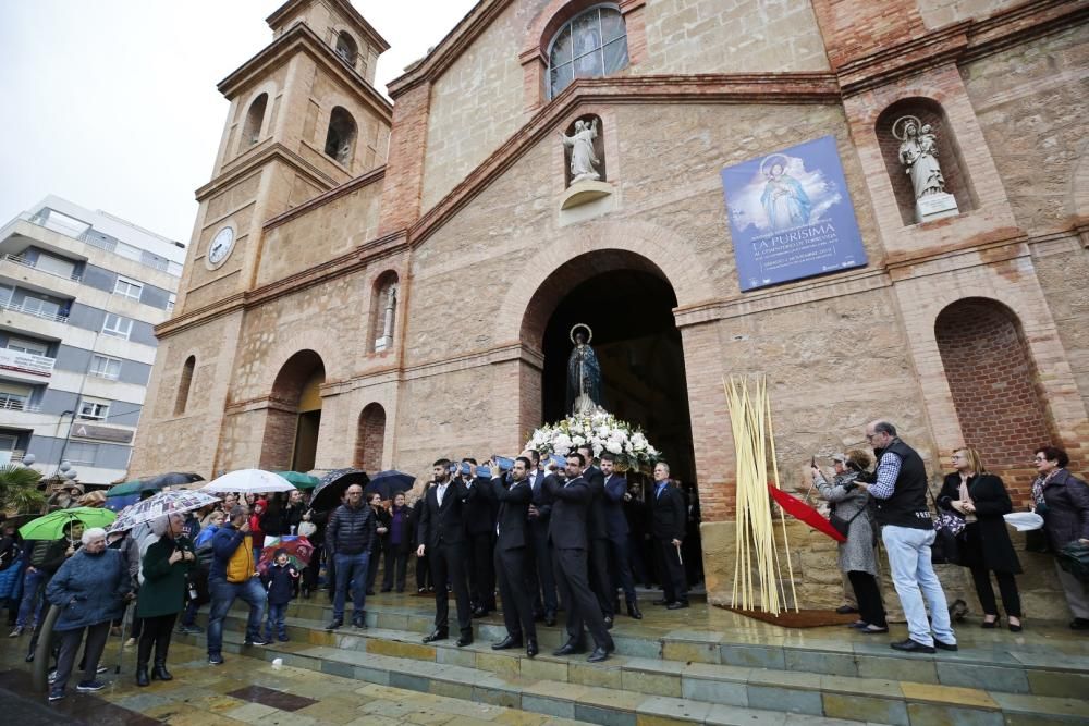 Pese a la fina lluvia que caía a primera hora de la mañana la procesión de Domingo de Resurección pudo celebrar el tradicional Encuentro en las cuatro esquinas