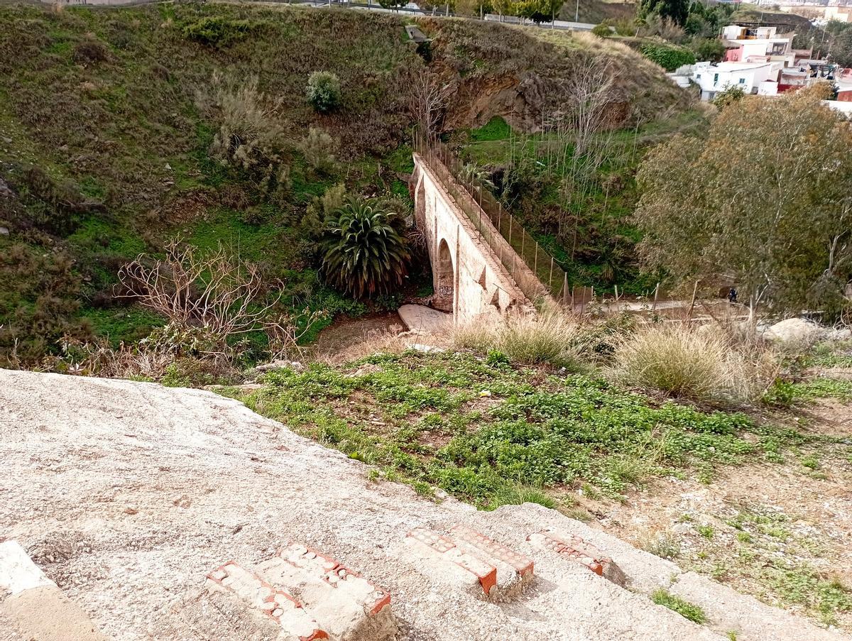 El puente del arroyo Aceiteros desde Mangas Verdes en marzo de este año.