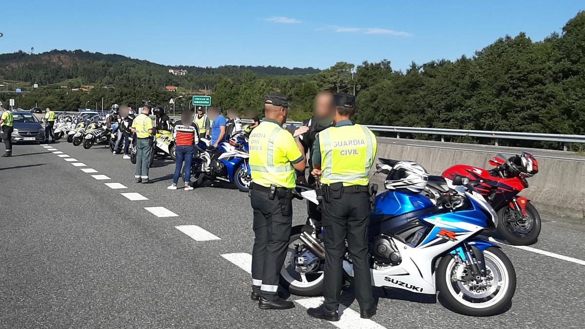 Siete de los ocho motoristas que formaban el grupo dieron positivo en la prueba de alcoholemia. // G.C.