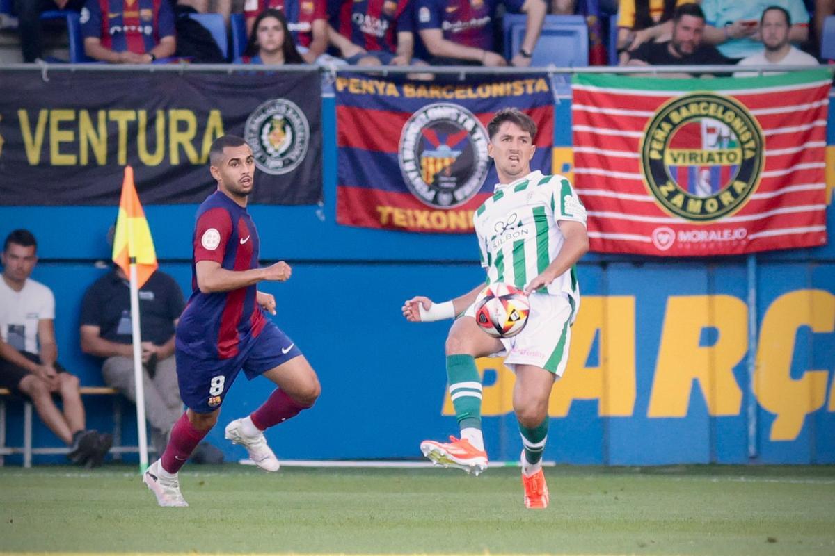 Matías Barboza ejecuta un pase durante la ida ante el Barça Atlétic.