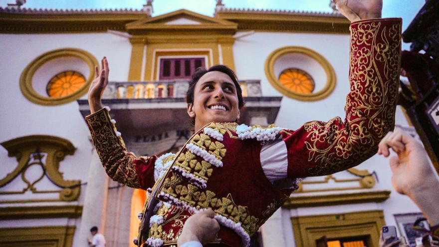 Roca Rey sale a hombros por la Puerta del Príncipe de Sevilla, este sábado.