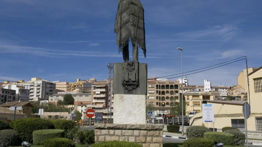 Bocairent restaura la emblemática escultura de «l´Home de la Manta»