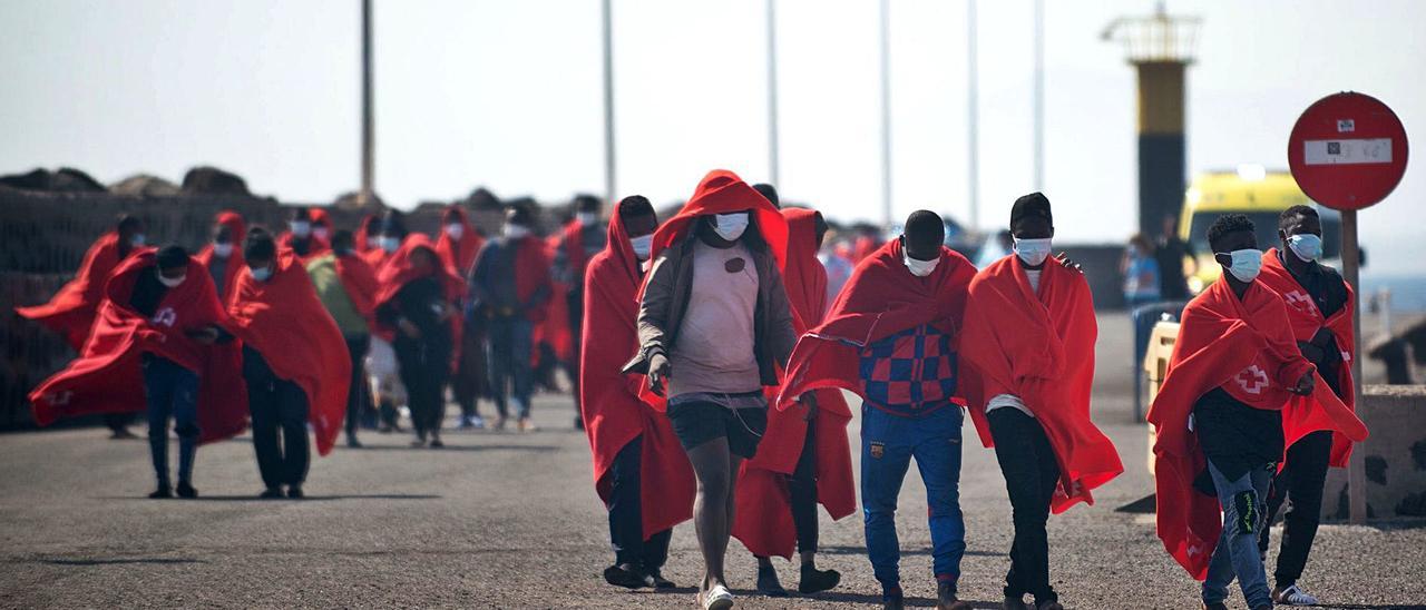 54 migrantes llegando ayer al puerto de Arrecife, en Lanzarote.