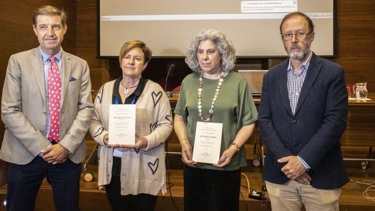 De izquierda a derecha, Carlos Fernández Llaneza, Mar Prieto, María Antonia Pedregal –ambas con un ejemplar de la edición facsimilar en las manos– y César García de Castro, en el Museo Arqueológico de Asturias. | Valentina Ciuca