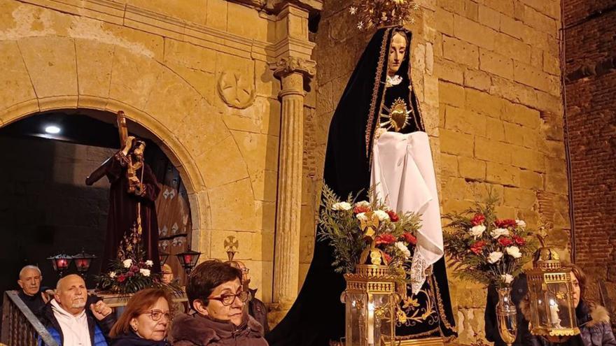 Arriba a la izquierda, procesión Jesús Nazareno y la Virgen de los Dolores de Villaescusa. Arriba a la derecha, algunos de los integrantes de Nuestra Madre. Centro y abajo a la izquierda, procesión Santo Cristo Corralino. Abajo a la derecha, procesión Olmo de La Guareña. | Cedidas / Asun de Las Heras