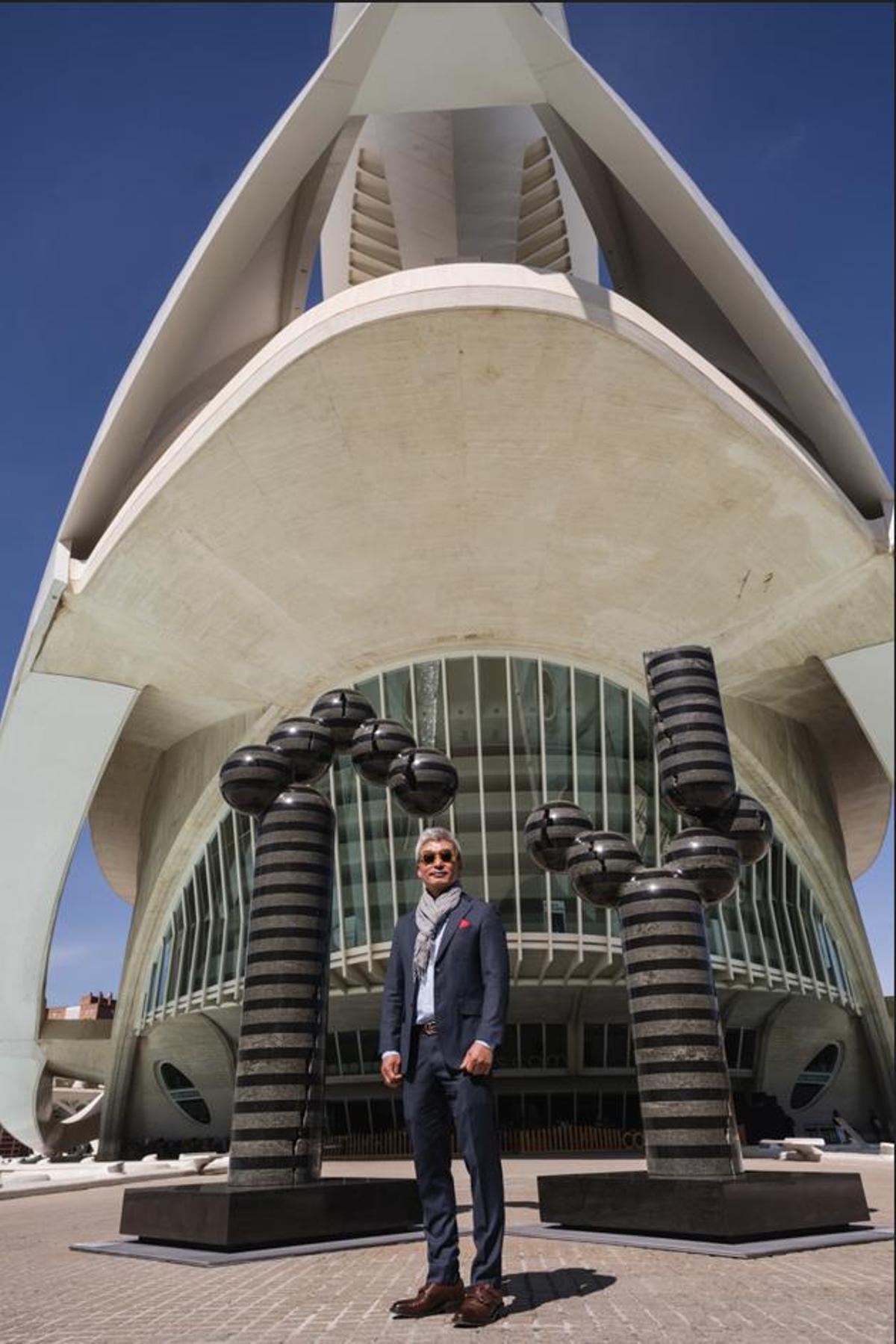 El escultor Park Eun Sun, ante dos de sus piezas,  en la Ciutat de les Arts i les Ciències