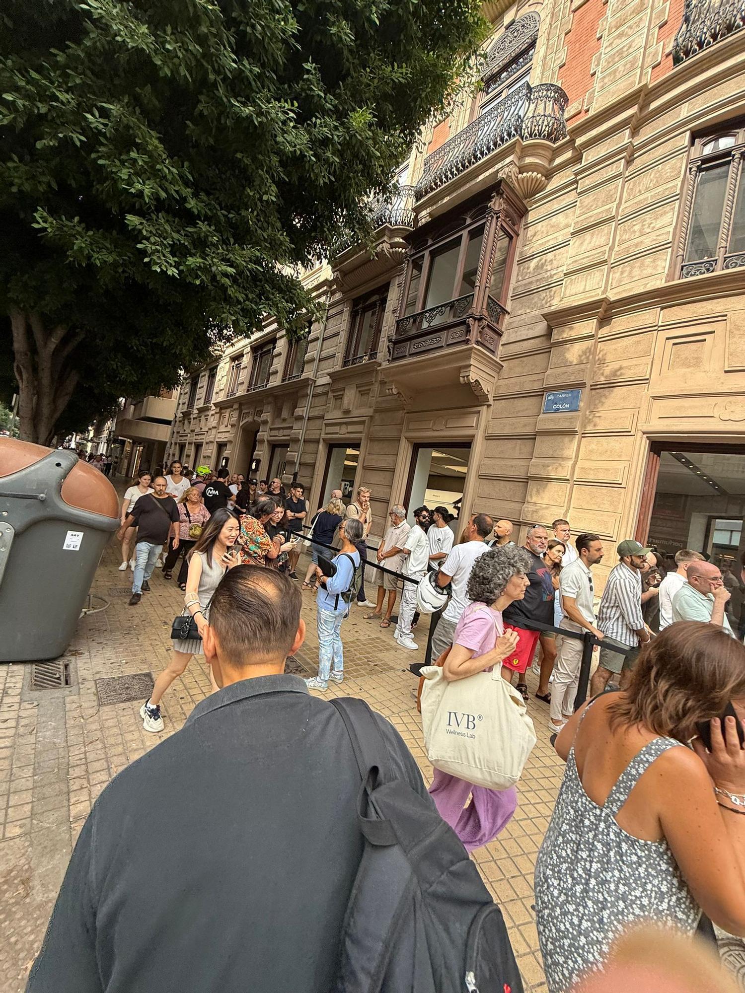 Colas en la tienda Apple de València para comprar el nuevo iphone