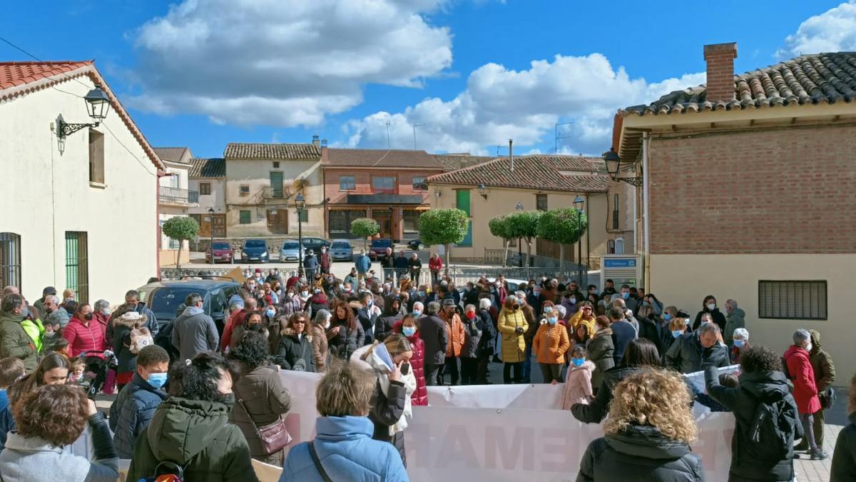 Algunos de los asistentes a la manifestación en Vezdemarbán.