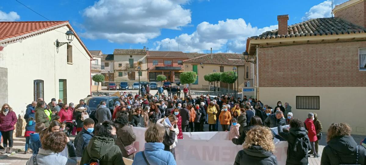 Algunos de los asistentes a la manifestación en Vezdemarbán.