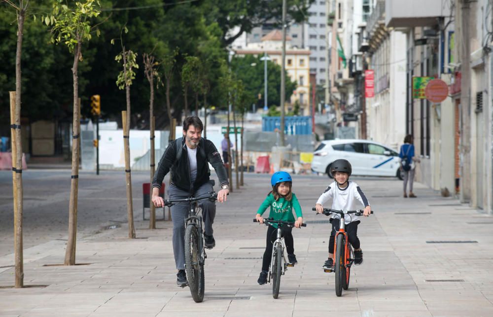 Padres e hijos aprovechan el primer día del desconfinamiento parcial de los niños menores de 14 años para dar un paseo por calles y plazas del Centro de Málaga. En la playa, algunos pequeños aprovechaban para remojarse los pies, bordeando una de las prohibiciones de esta nueva medida.