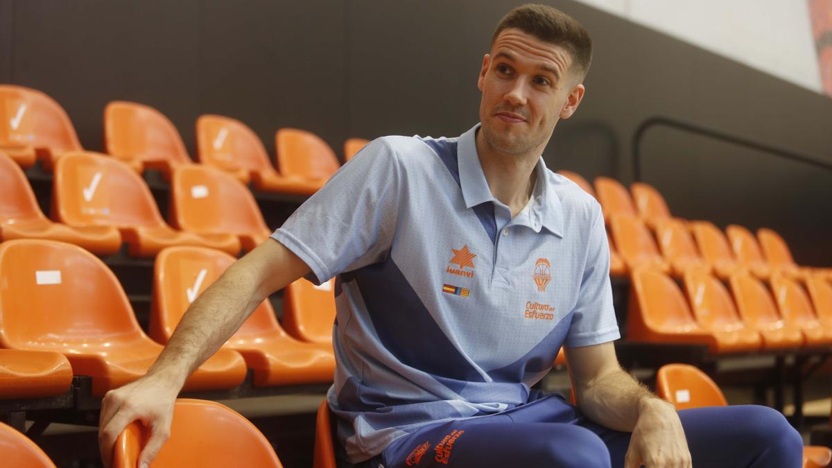El vasco Xabier López-Arostegui el día de su presentación como jugador del Valencia Basket