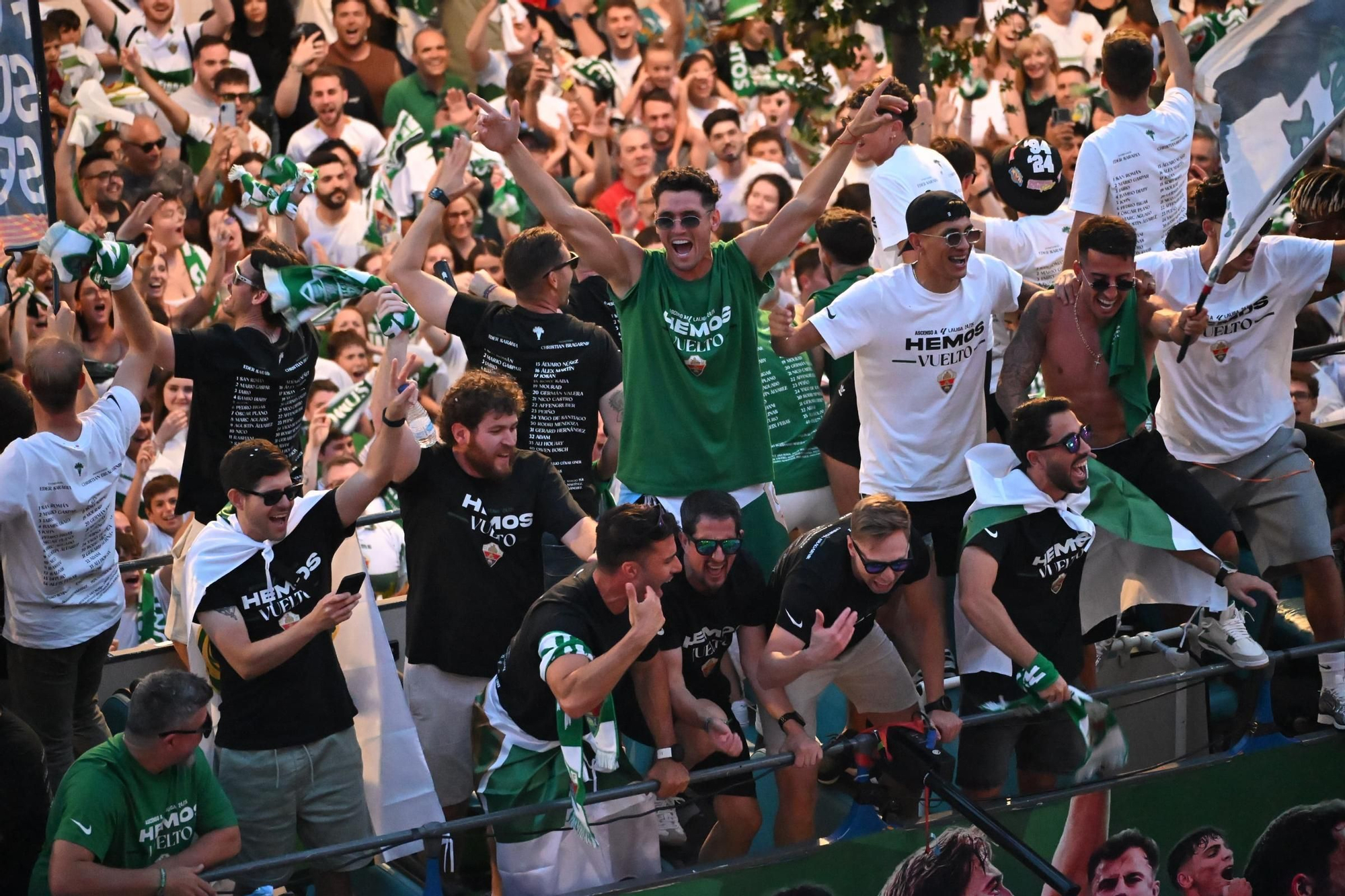 El Elche CF celebra el ascenso a Primera con una rúa en autobús hasta la Plaça de Baix