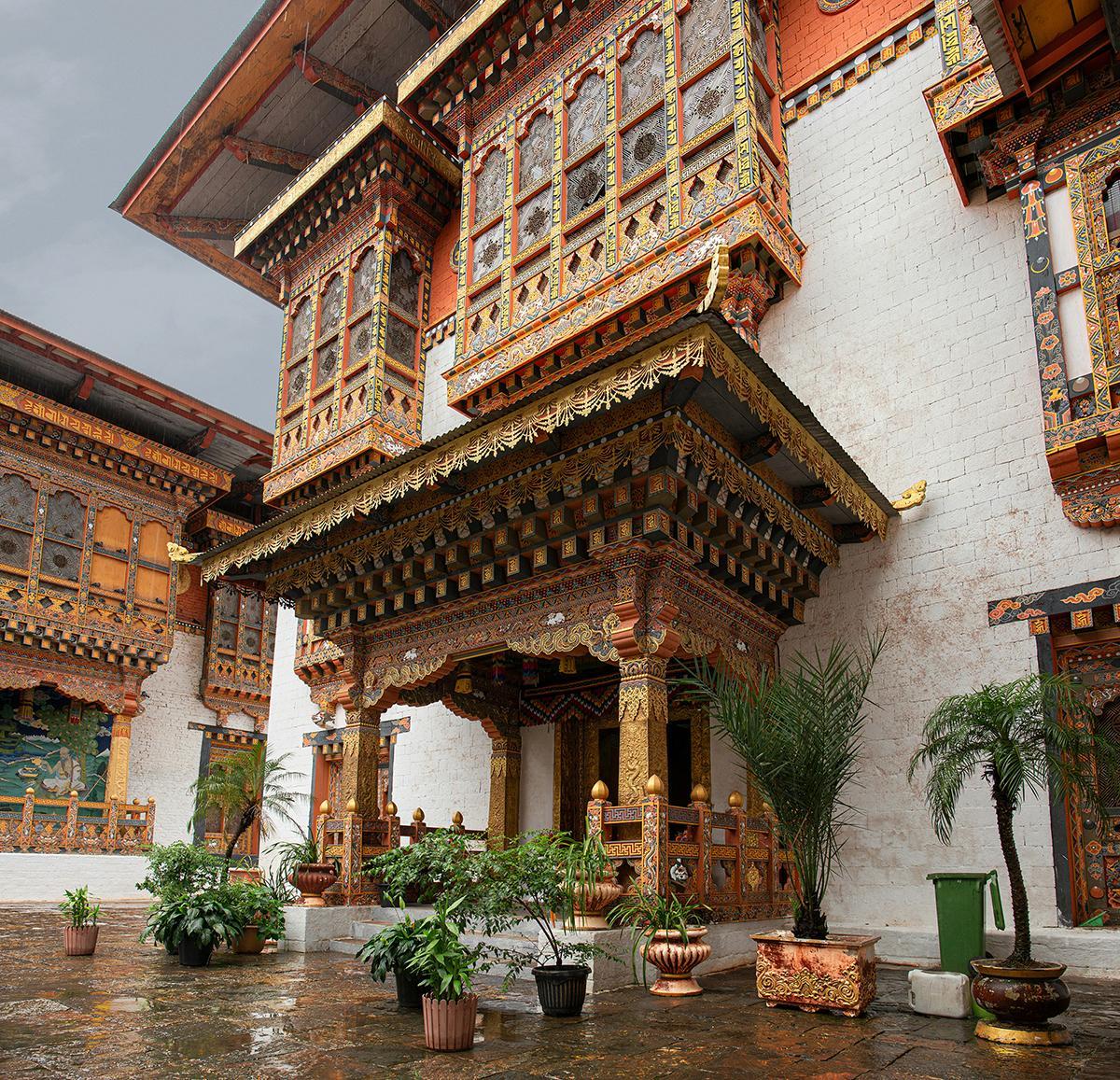 Punakha Dzong, situado entre ríos y montañas, es una de las grandes fortalezas-monasterio del país.