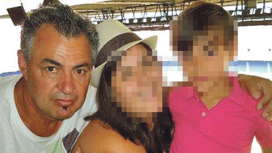 El presunto homicida, junto a sus dos hijos.