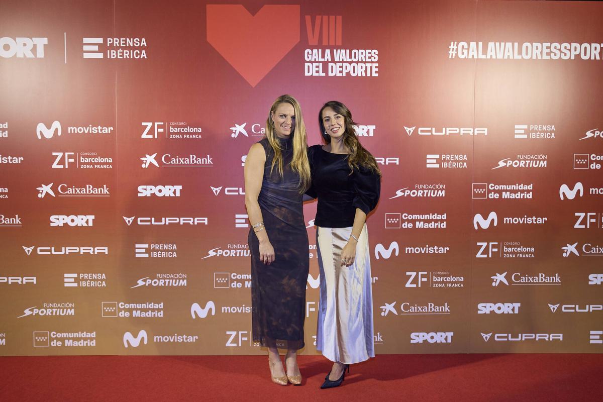 Jennifer Pareja, premio Valores Superación, junto a Iulene Servent, subdirectora del Diario Sport a su llegada a la VIII Gala Valores del Deporte 2025 del Diario Sport celebrada en la sede del Comité Olímpico Español.