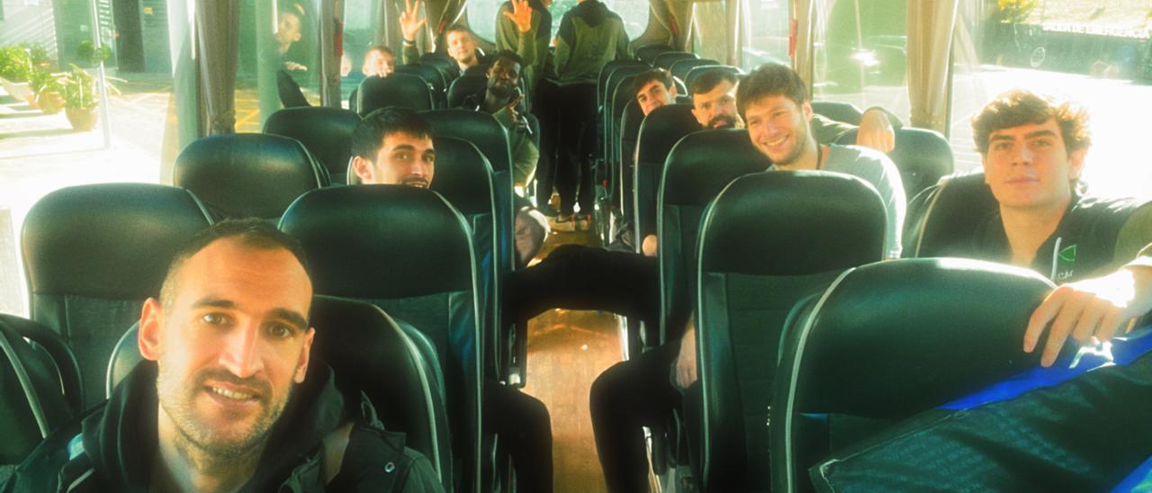 Jugadores del Cáceres, poco antes de partir en autobús hacia Albacete.