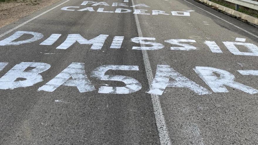Pinten la carretera de Puig de les Basses demanant la dimissió d’Ubasart