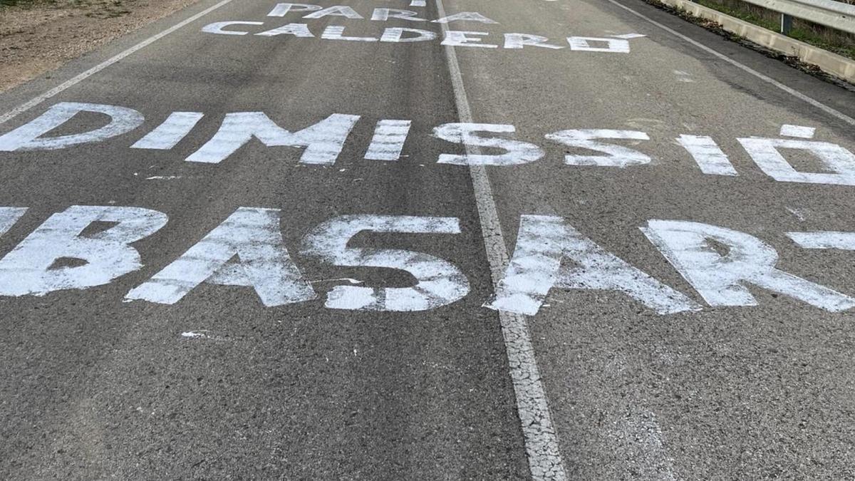 Una pintada reclama la dimissió de la consellera de Justícia, Gemma Ubasart, a l’accés del centre penitenciari del Puig de les Basses.