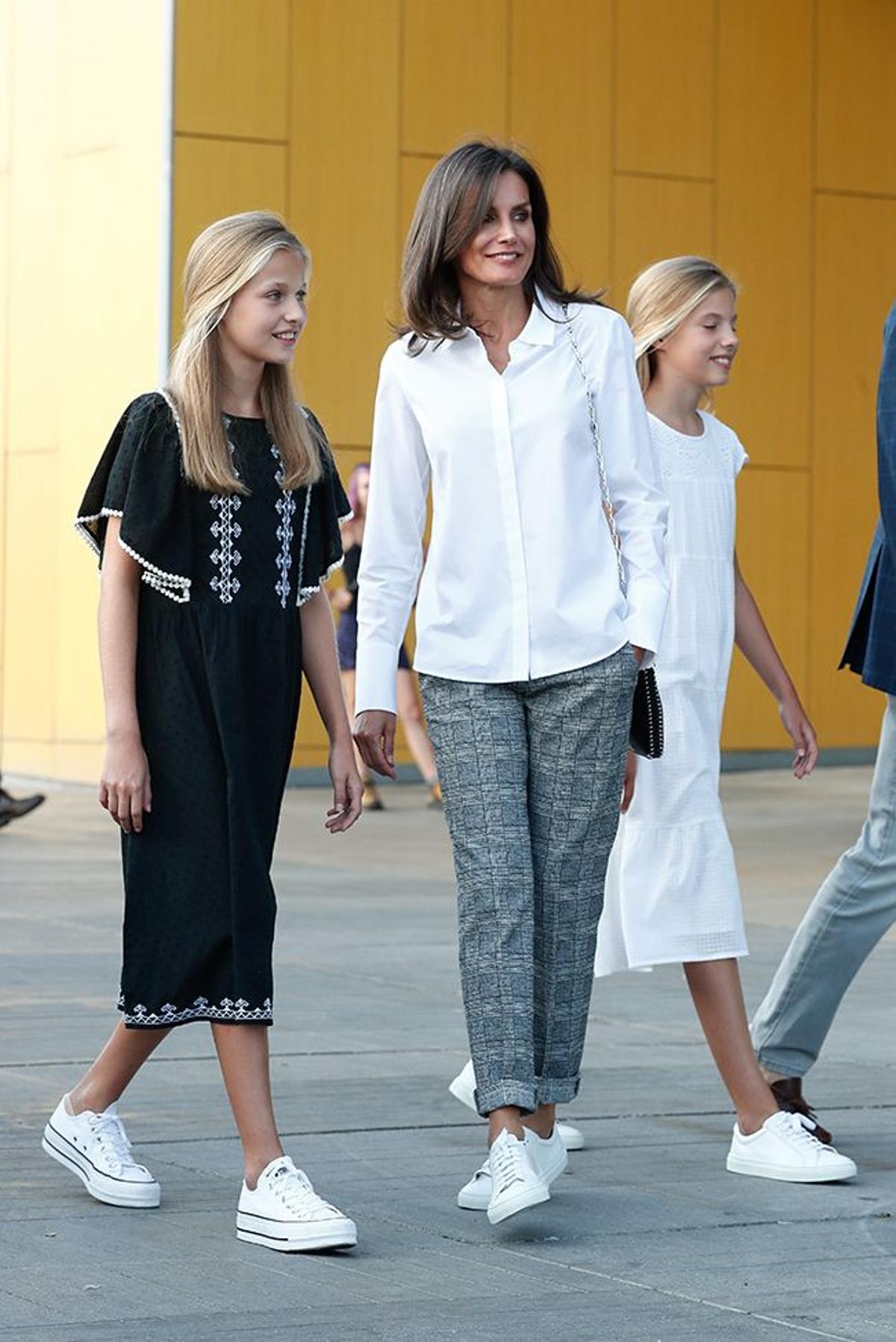 La reina Letizia junto a sus hijas saliendo del hospital