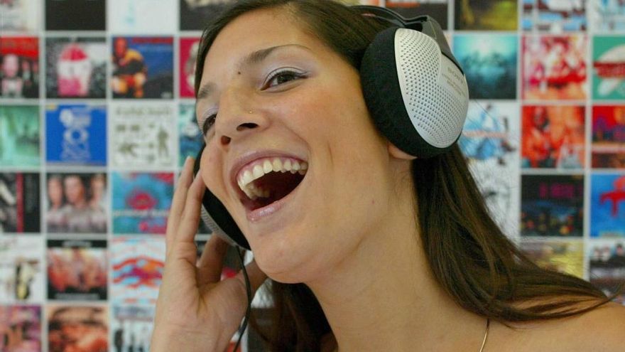 Escuchar música, leer e ir al cine copan las actividades culturales