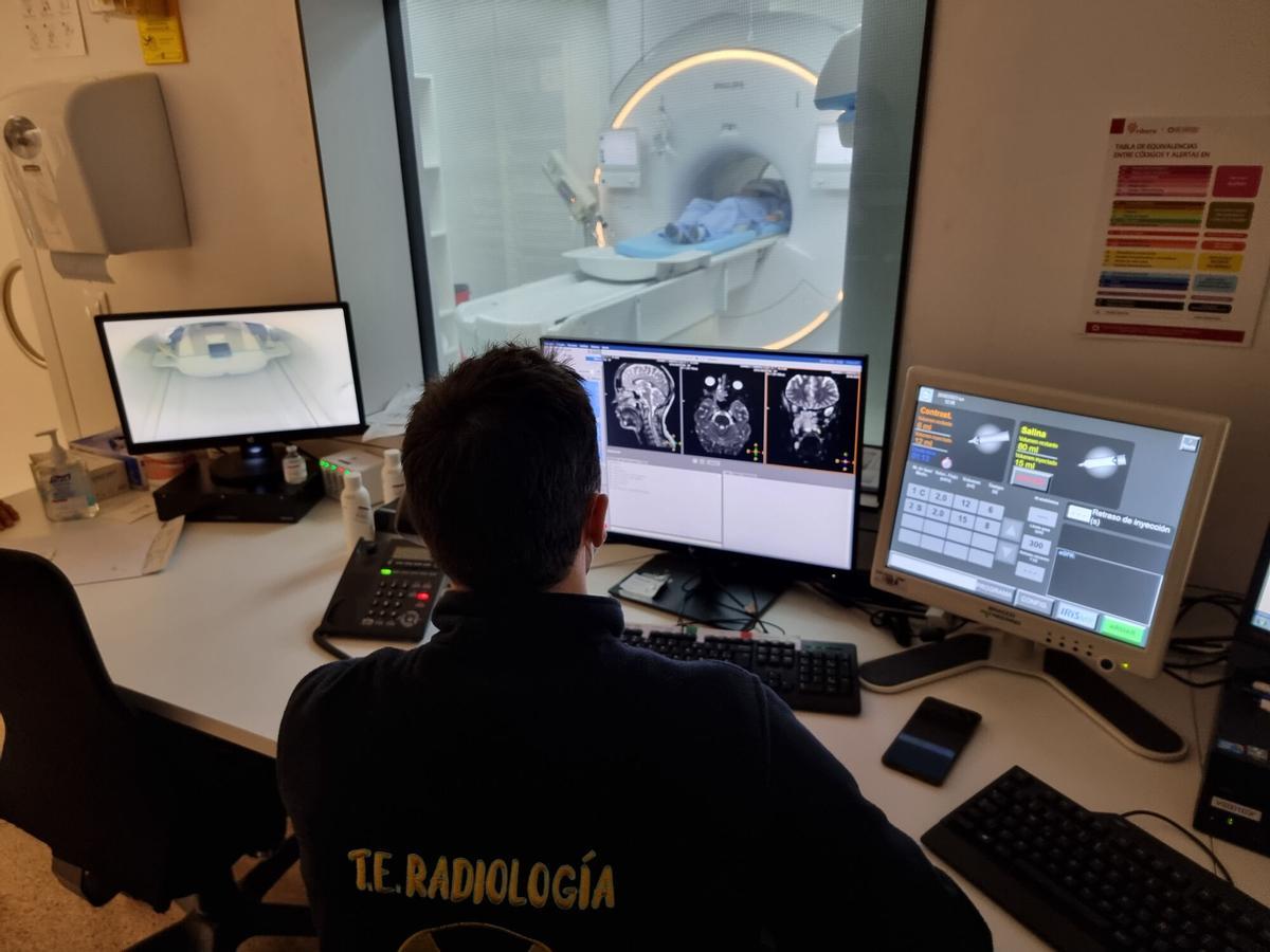 Un paciente se somete a una resonancia en un hospital de Elche.