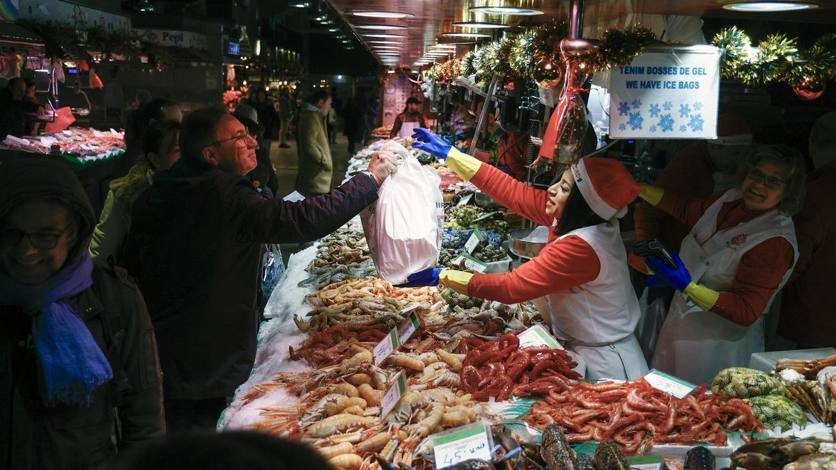 Compras de última hora para la cena de Nochebuena en el mercado de La Boqueria de Barcelona