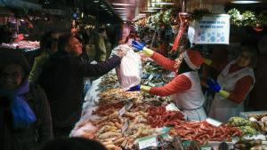 Compras de última hora para la cena de Nochebuena en el mercado de La Boqueria de Barcelona