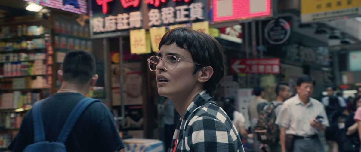 La protagonista, Sara, en una calle de Hong Kong