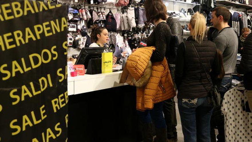 Cua de clients en una botiga en el dia oficial d&#039;inici de rebaixes