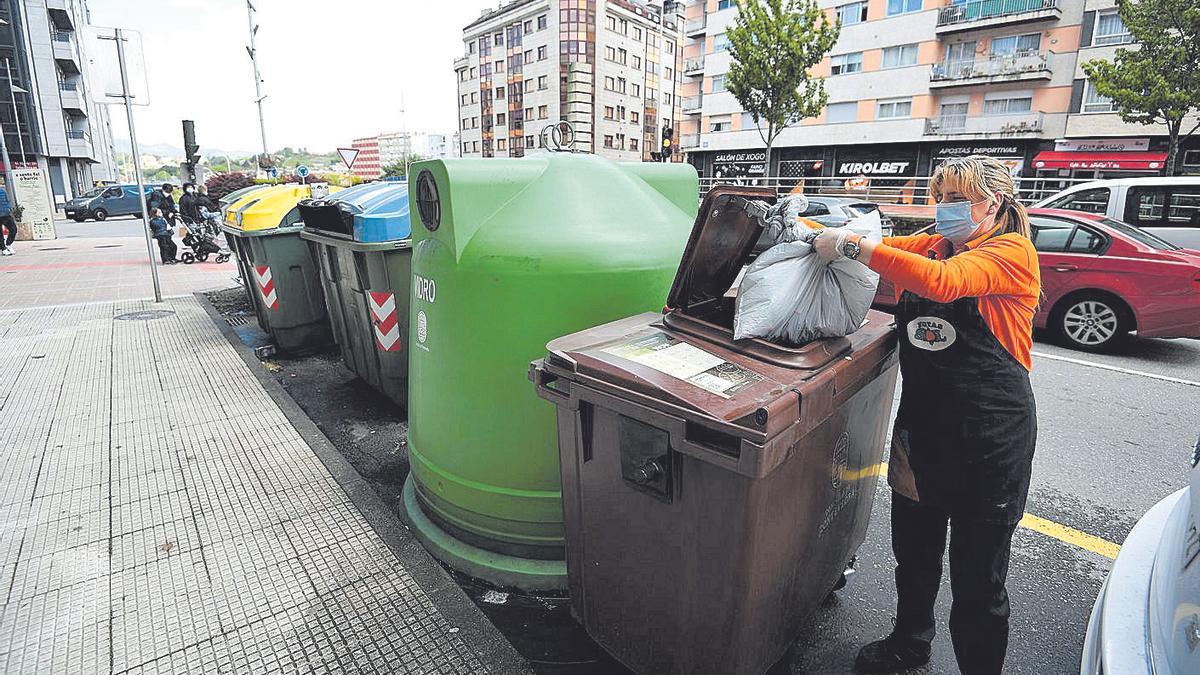 Una mujer deposita materia orgánica con la que poder hacer compost.  // Gustavo Santos