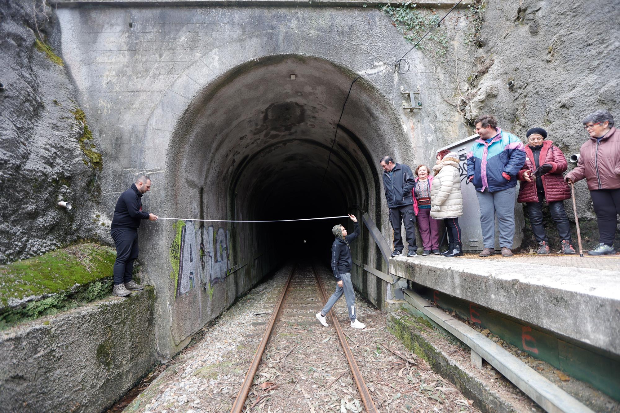 EN IMÁGENES: Un grupo de vecinos de Cudillero protagoniza una "medición irónica" para "informar" a Renfe y Adif de las dimensiones "reales" de un túnel de Feve.