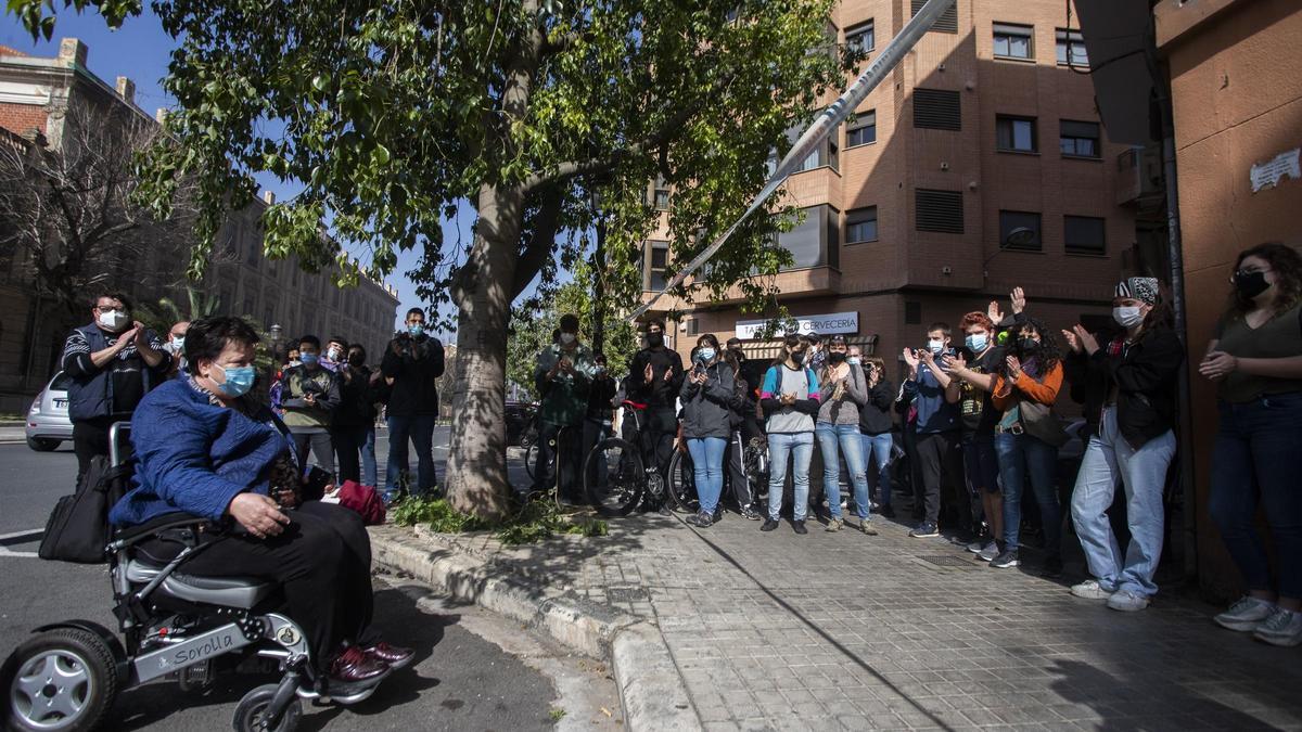 Asistentes a la concentración en apoyo a los detenidos por las protestas contra la condena a Pablo Hasel.