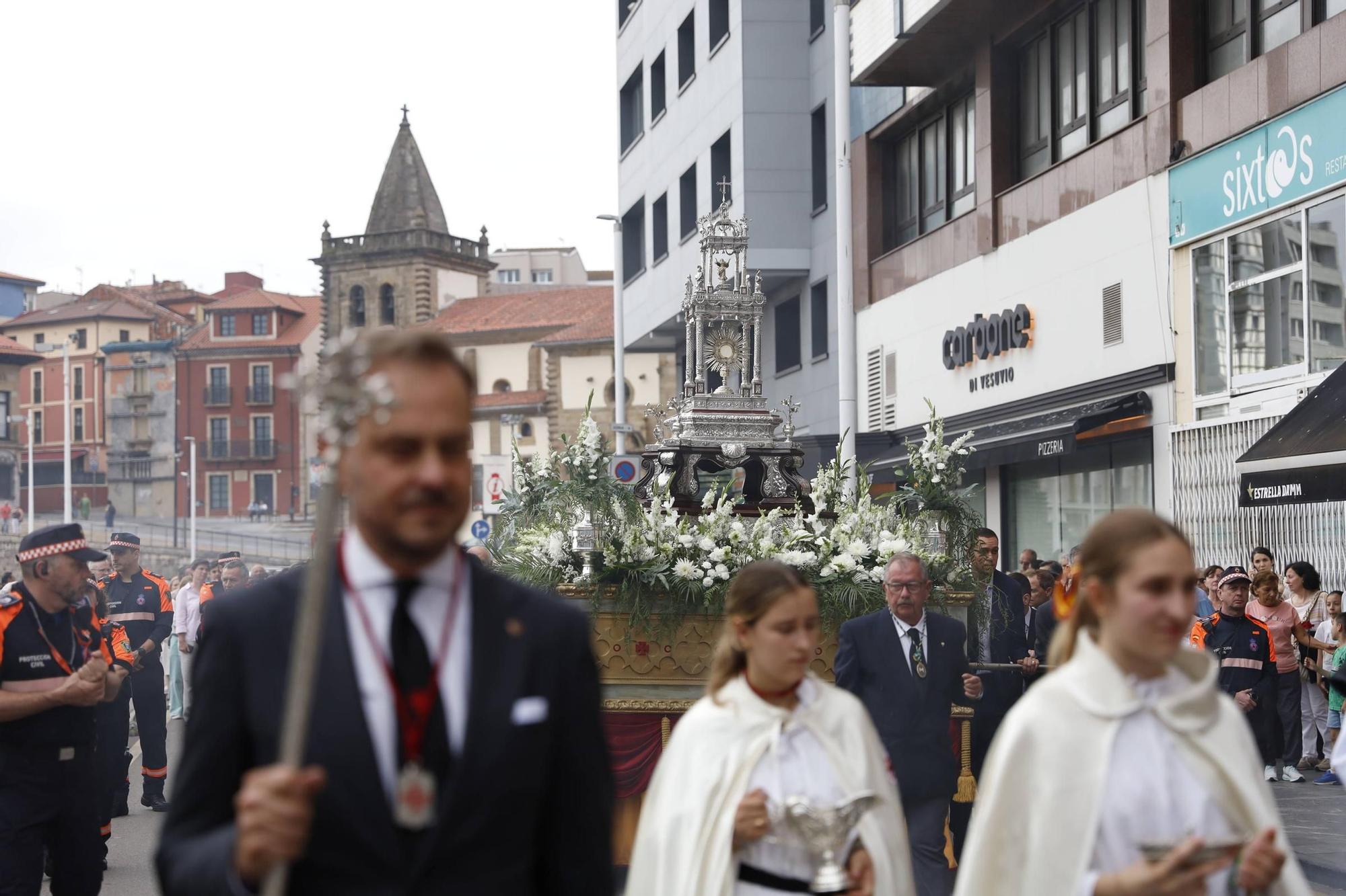Pétalos, incienso, niños... así fue la procesión del Corpus Christi en Gijón (en imágenes)