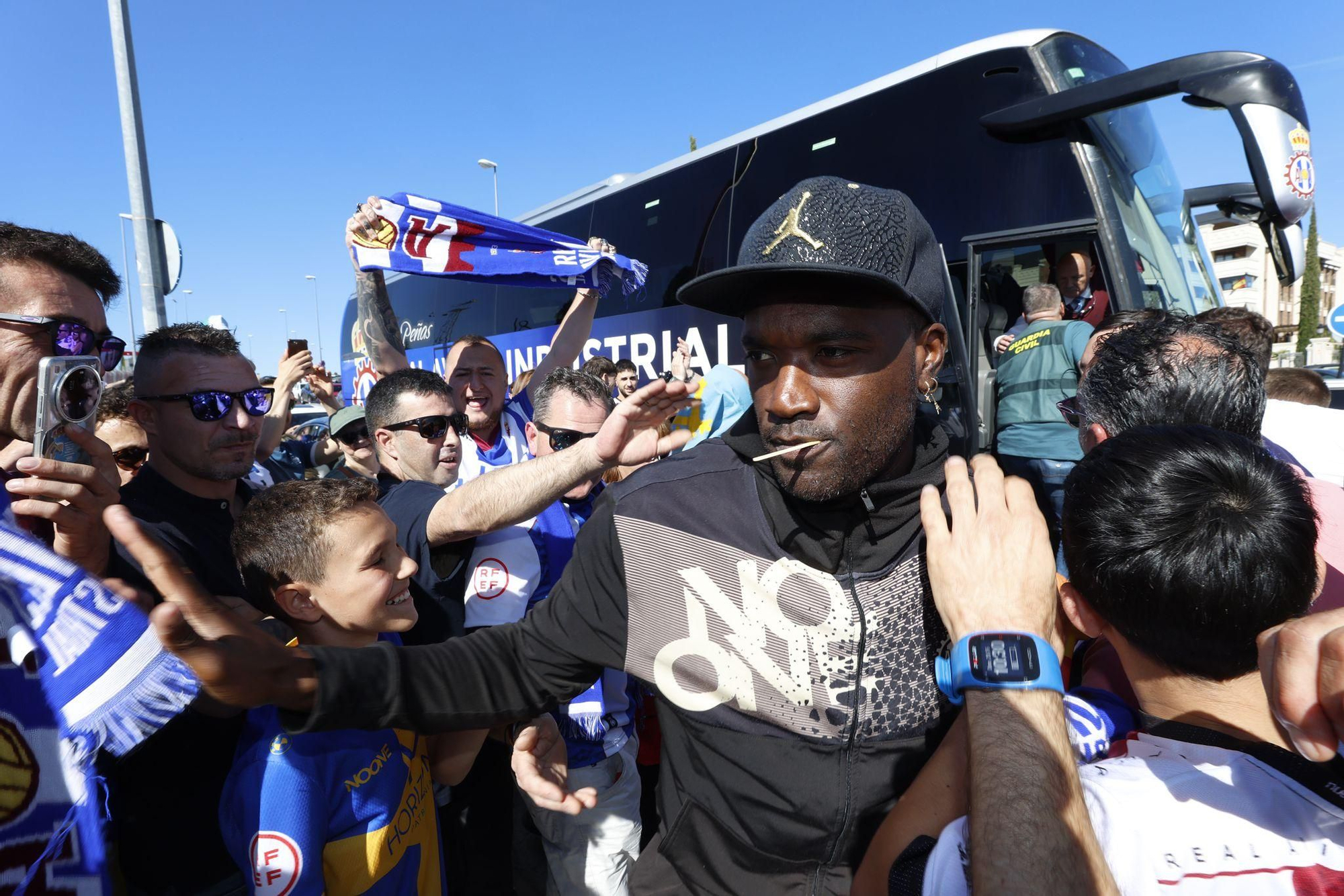EM IMÁGENES: Multitudinario recibimiento al Avilés en su llegada al campo del Rayo Majadahonda