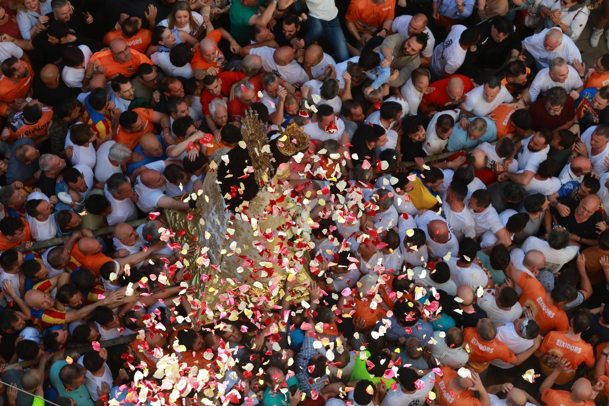 FOTOGALERÍA | Una multitud arropa a la Virgen de los Desamparados en su traslado a la Catedral