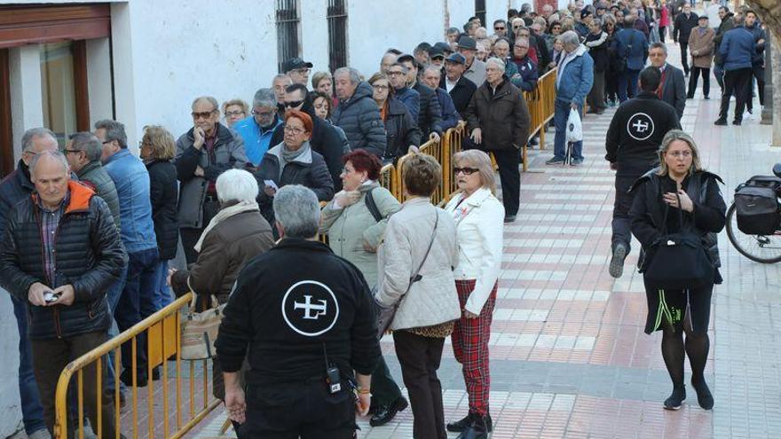 Largas colas para comprar entradas de la feria taurina de la Magdalena