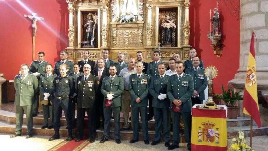 Fotografía de familia de la fiesta en Alcañices, con guardias civiles y miembros de la Policía Nacional.