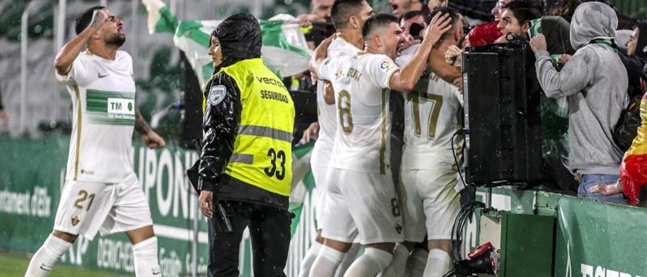 Celebración del gol ante el Mallorca con la afición. | ANTONIO AMORÓS