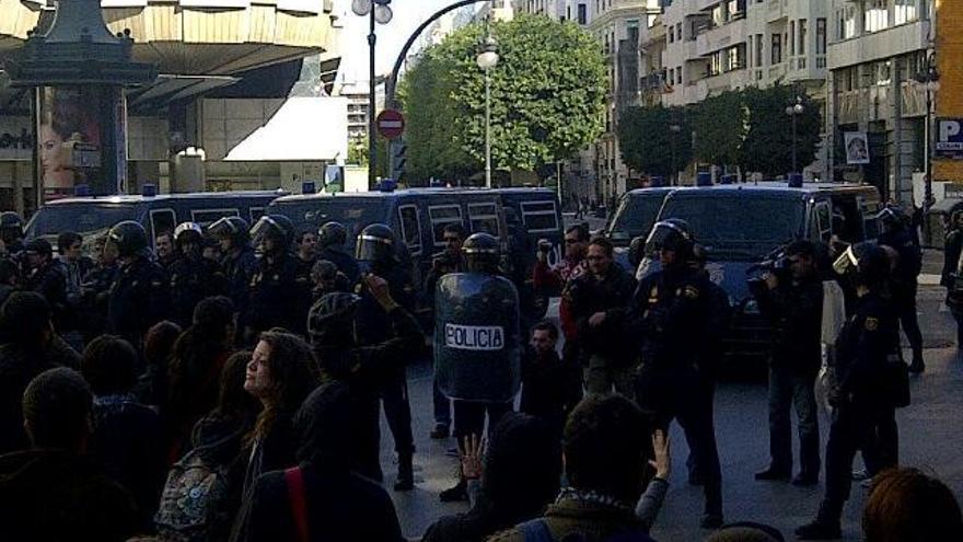 Los estudiantes han cortado la calle Xàtiva y la policía ha tomado posiciones.