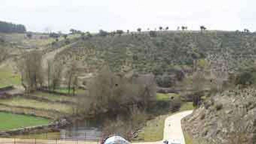 Cicloturistas recorren una de las rutas del proyecto de Adisac.